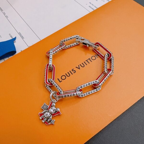 Bracelet Louis Vuitton: Un style rétro et audacieux pour toutes les occasions