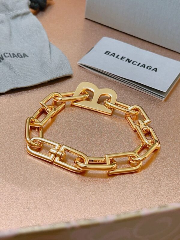 Bracelet Balenciaga: Design avant-gardiste et style iconique