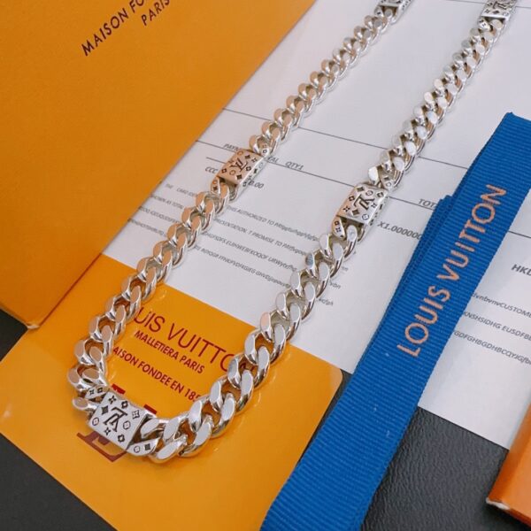 Collier Louis Vuitton: Élégance rétro et style urbain intemporel
