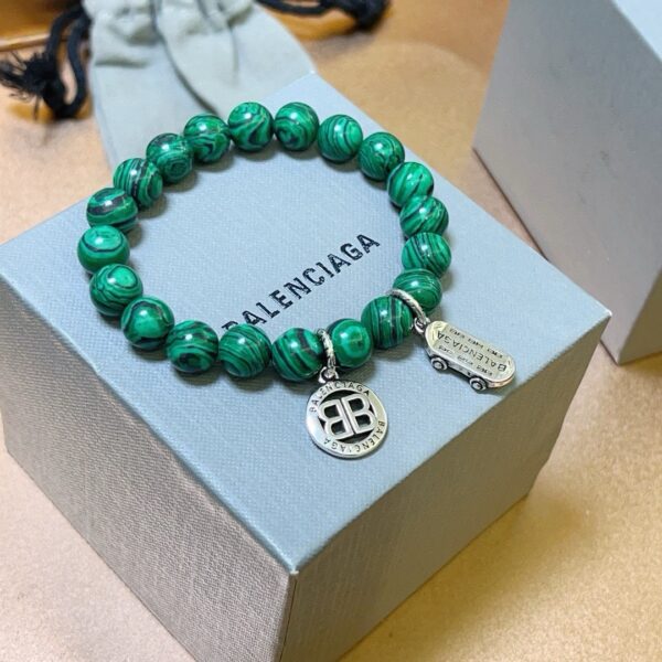 Bracelet Balenciaga en Malachite: Un bijou artisanal au style vintage