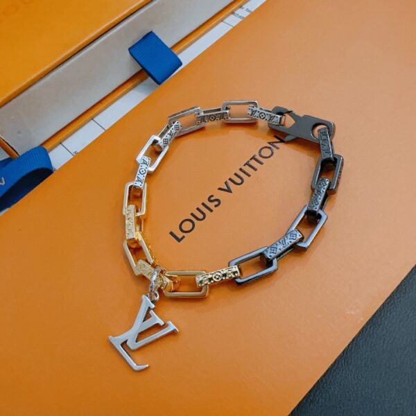 Bracelet Louis Vuitton: Élégance vintage et style punk chic
