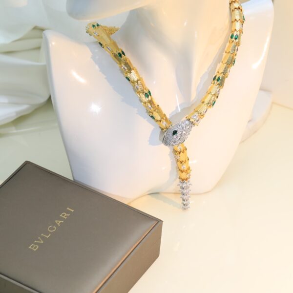 Collier Bvlgari Serpenti: L’éclat envoûtant du serpent iconique