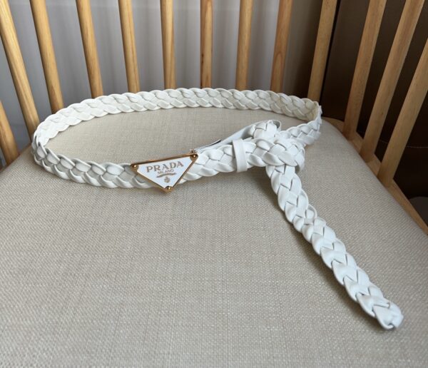 Ceinture Prada: Tressage raffiné et emblème iconique