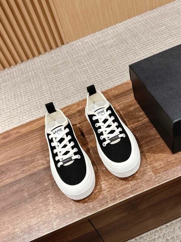 Baskets Vintage CHANEL: L’Esprit Rétro en Toute Légèreté