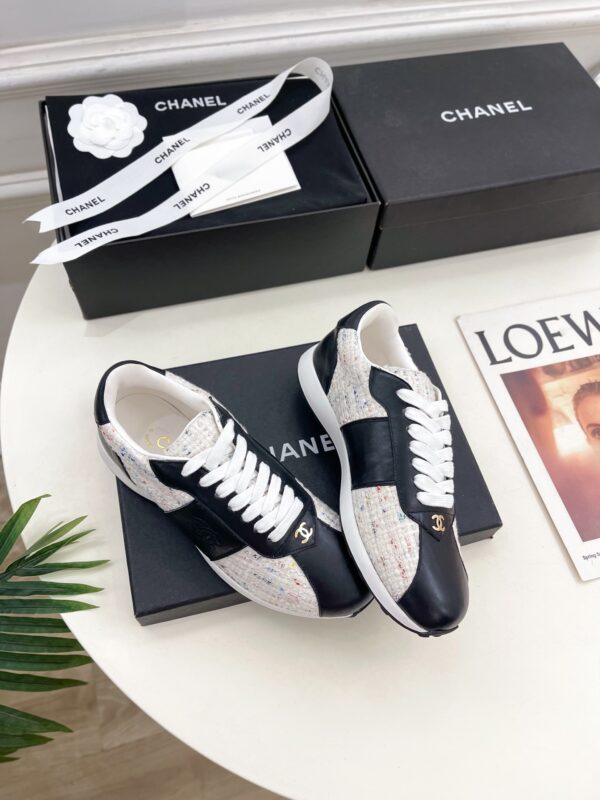 Baskets CHANEL 2025: L’Élégance Minimaliste de l’Été 2025