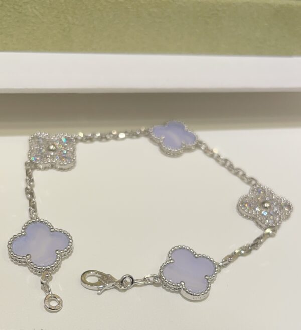 Bracelet Alhambra Cinq Fleurs en Or Blanc & Calcédoine Violette – Van Cleef &Arpels