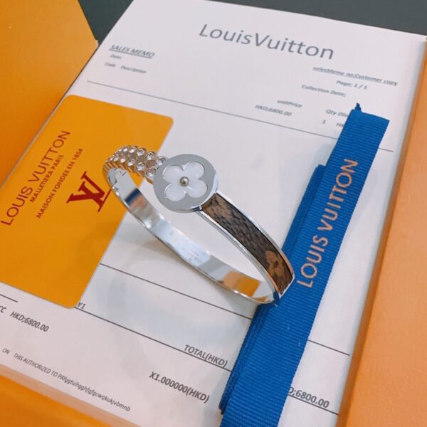 Bracelet Louis Vuitton Unisexe 2024 — Style Officiel, Tendance & Couple