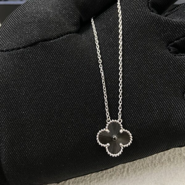 Élégance Noire – Collier Trèfle Van Cleef & Arpels