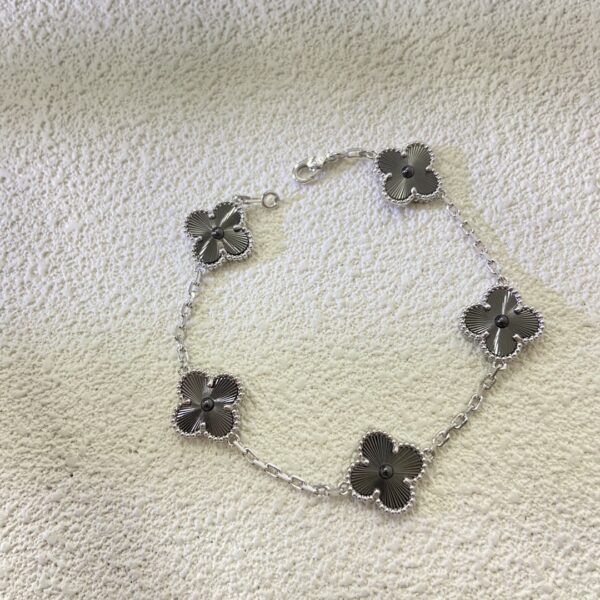 Charme Céleste – Bracelet Trèfle Van Cleef & Arpels