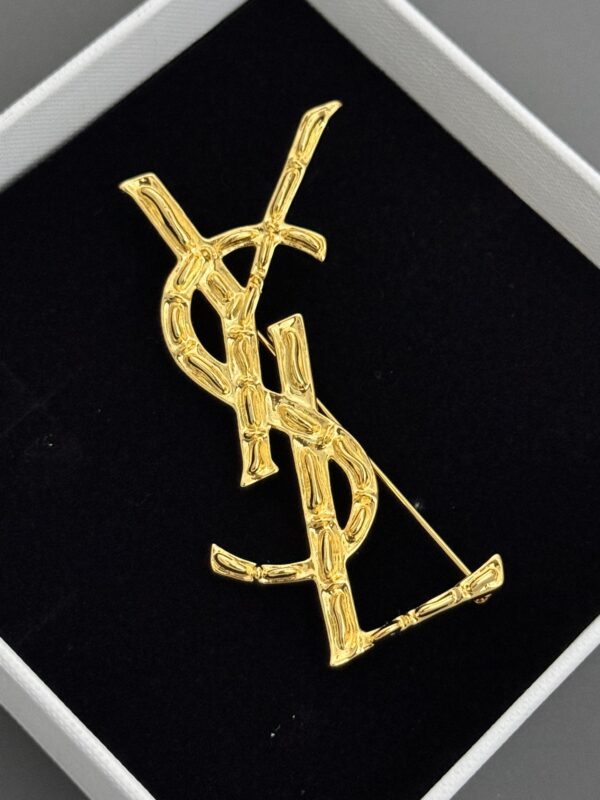 YSL: La broche qui sublime tout