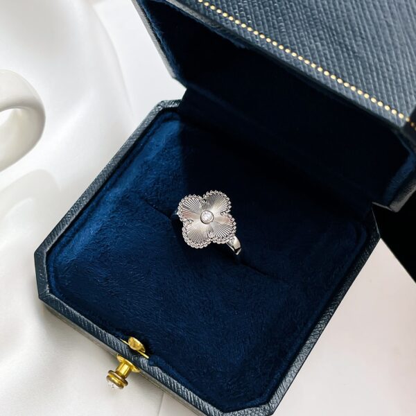 Bague Trèfle Gravé – Van Cleef & Arpels