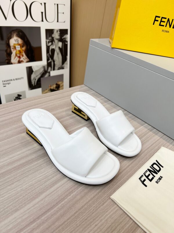 Nouvelles sandales Fendi été en raphia naturel et cuir – Édition boutique exclusive