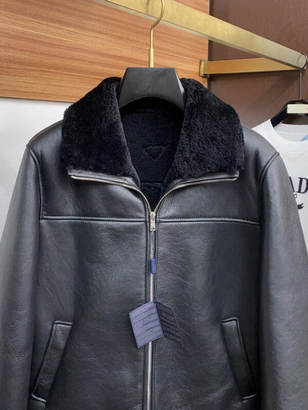 PRADA Veste Cuir Mouton 2024 – L’Artisanat du Luxe Redéfini