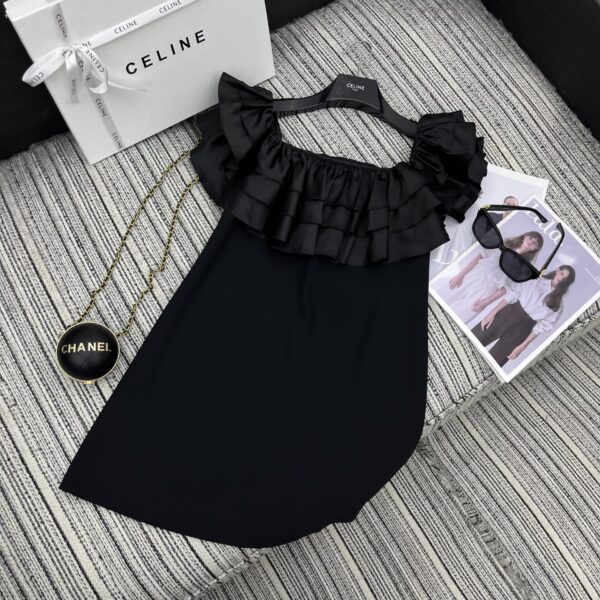 Robe CELINE 2025 – Épaules Dénudées & Volants Romantiques, Collection Early Spring