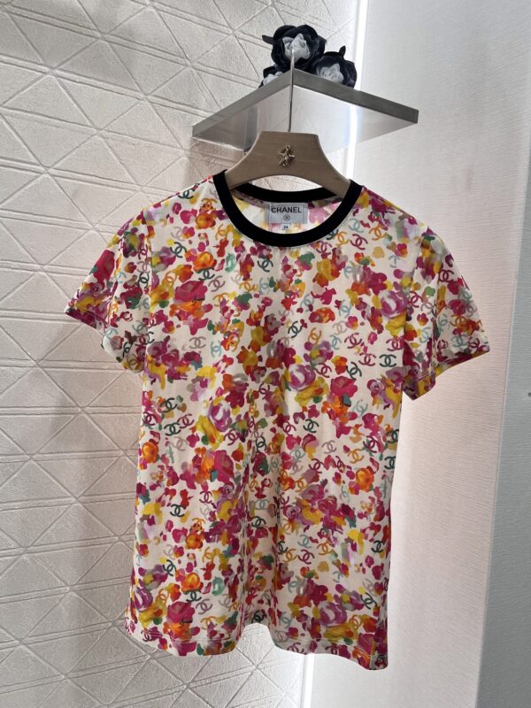 T-shirt CHANEL 2025 – Col Rond Imprimé Camélias &Détail Double C