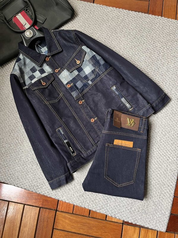 Ensemble Veste et Pantalon en Jean Louis Vuitton Automne-Hiver 2024 – Édition Luxe avec Logo Exclusif