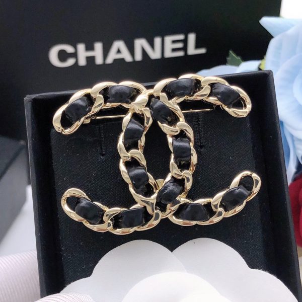 Broche CHANEL – Élégance Couture en Agneau Noir