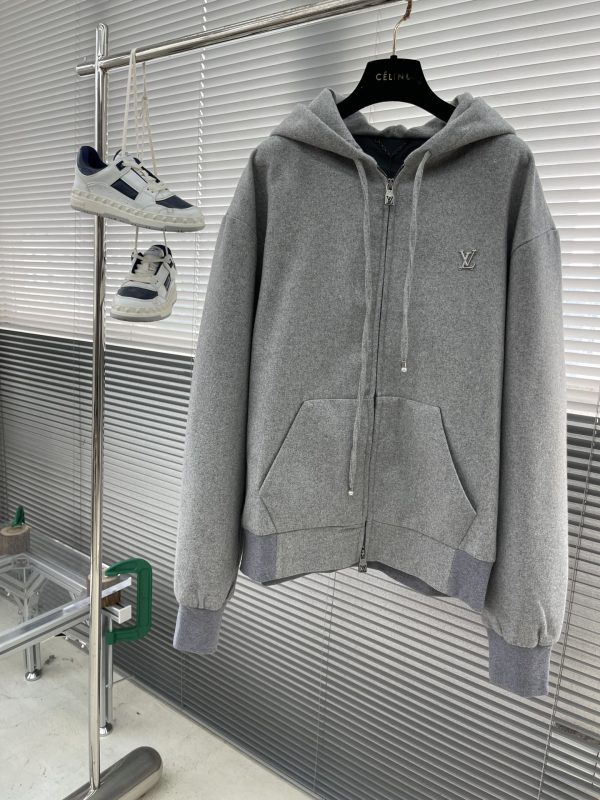 Luxe Initial — La Veste Iconique Unisexe en Laine