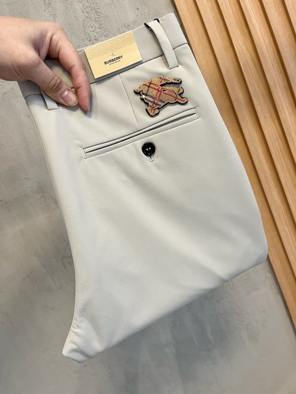 Pantalon Burberry PE2025 – Élégance Britannique Décontractée