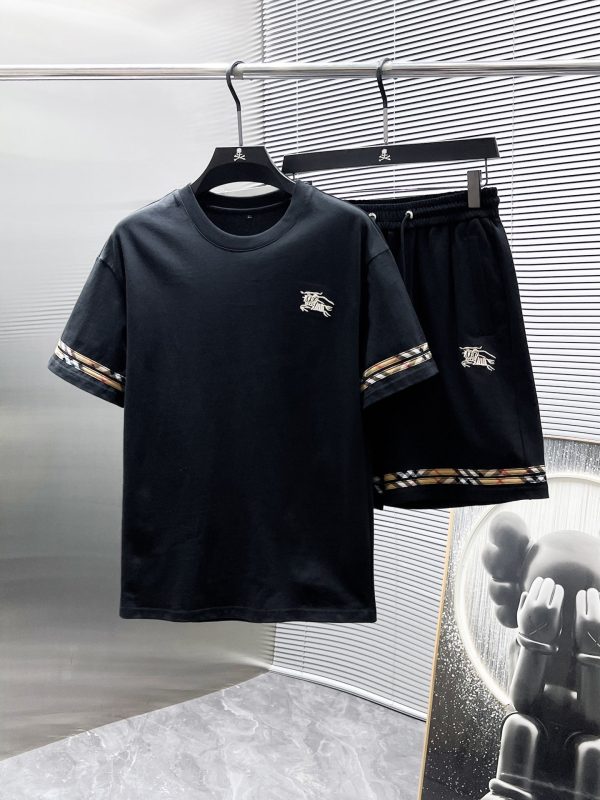 L’Essence Britannique – Ensemble Burberry Été 2025