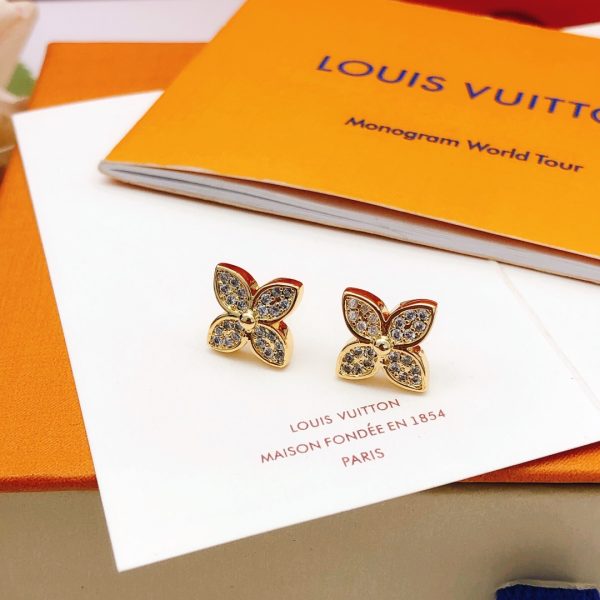 Clous d’oreilles LV Fleur Diamantée – Élégance Géométrique