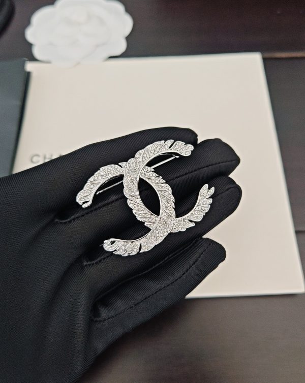 Chanel Éclat – Broche CC en Diamant Blanc