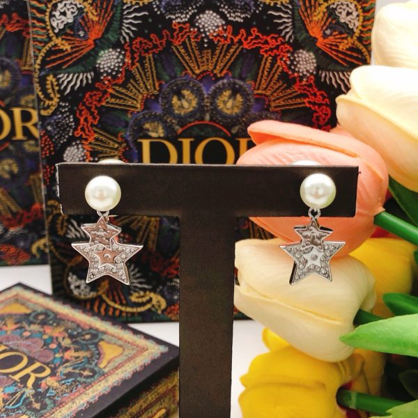 Clous Dior Étoile Scintillante – Brillance Céleste