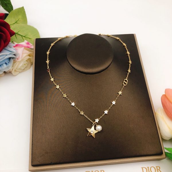 Collier LV Monogram Rose – Élégance Intemporelle