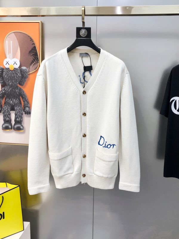 Cardigan Dior Beige – Élégance Tricotée, Signature Distinctive