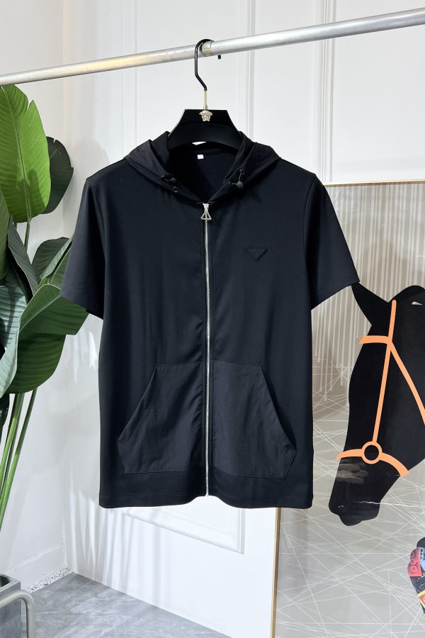 T-shirt Prada Cardigan Été 2025 – Fraîcheur Haute Couture