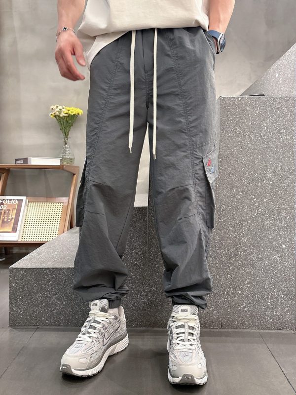Jogger Cargo Prada Gris Foncé – L’Attitude Cool, la Fonction Élégante
