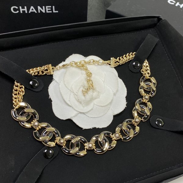 Chanel Noir Intense – Élégance Magnétique