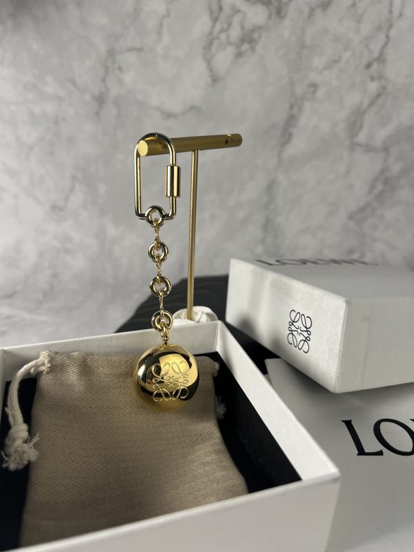 Porte-clés Loewe – Boule Sculptée Élégante