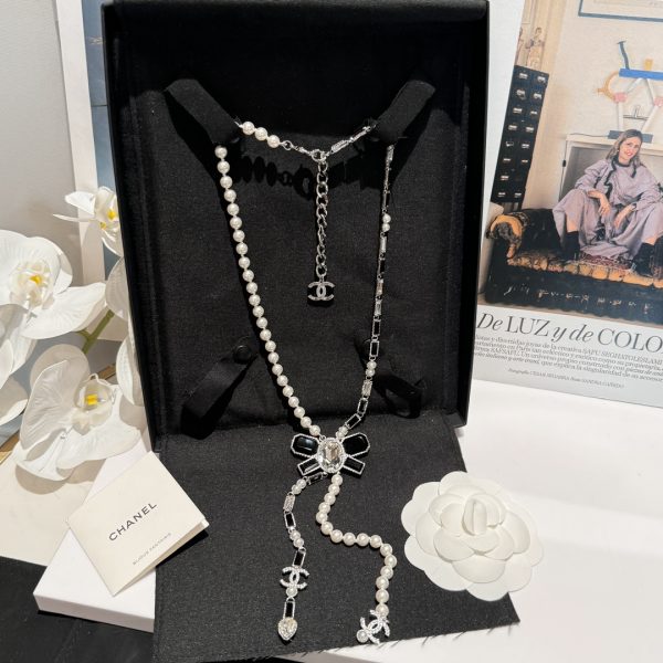 Collier Chanel 24K – Nœud Couture & Cristaux