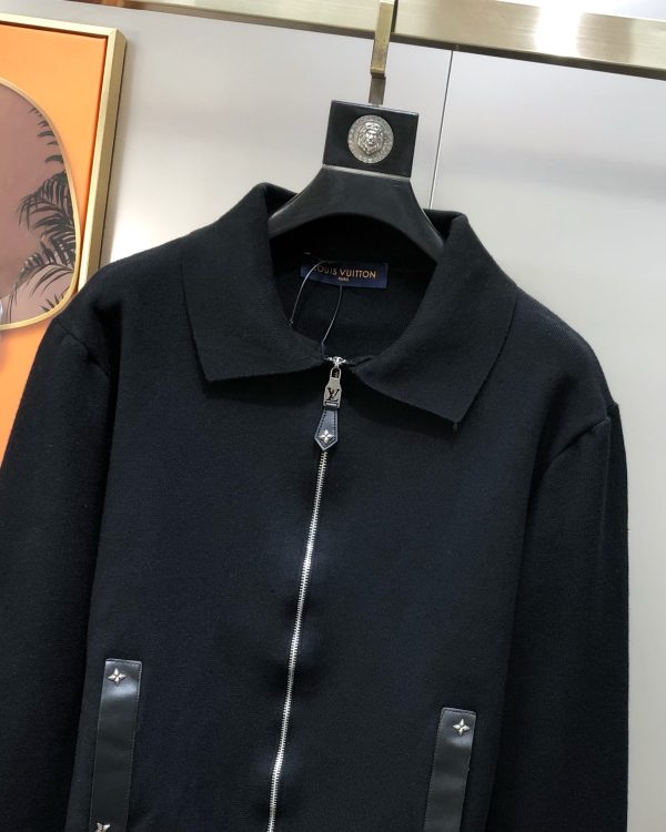 Cardigan Zippé LV – Élégance Thermique, Signature Cuir