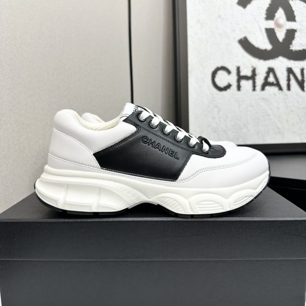 Chanel 2025 – Baskets “Dad Shoes” mixtes haut de gamme, design exclusif multi-matières