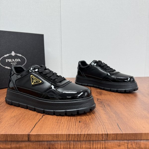 Prada 4E3401 – Sneakers Homme Luxe en Cuir Verni Gris avec Détail Doré et Semelle Épaisse