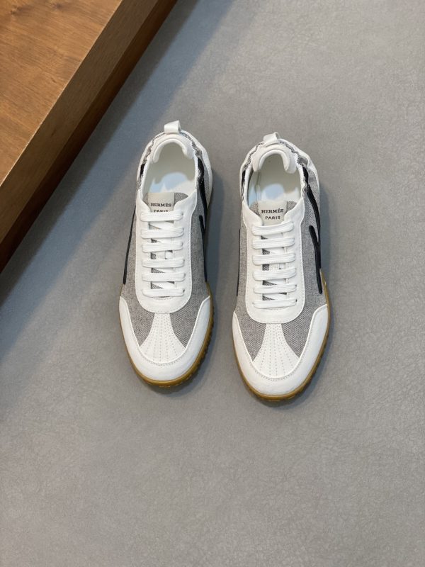 Hermès – Baskets Haut de Gamme en Cuir de Veau Suédé et Détails Signature