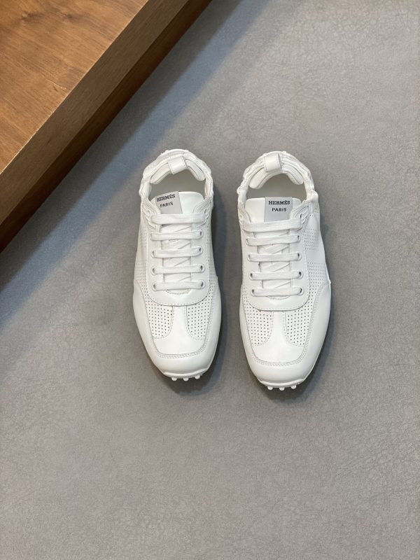 Hermès – Baskets Luxe en Veau Suédé avec Détails Signature et Finitions Premium