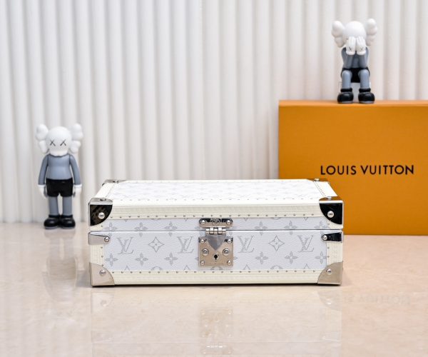 Louis Vuitton – Coffret à Montres 8 Emplacements en Toile Monogram, Finition Velours et Détails Métal Argenté