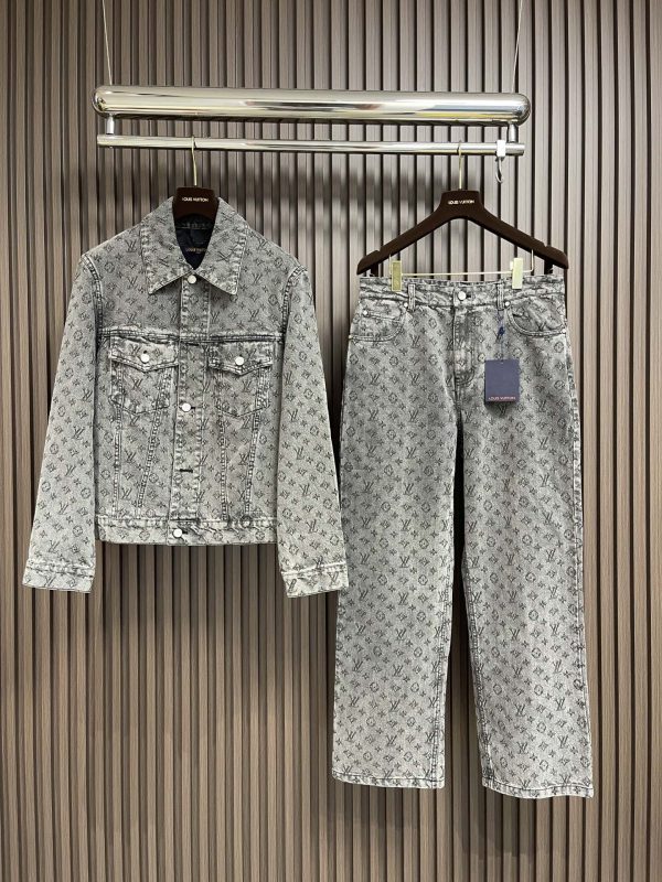 Ensemble denim “LV” monogramme intégral – Veste + jean à jacquard contrasté, édition mixte