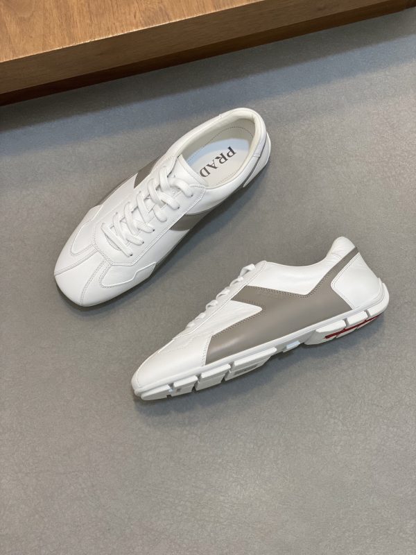 Prada – Sneakers Homme en Cuir Véritable à Empiècements Géométriques et Logo Signature