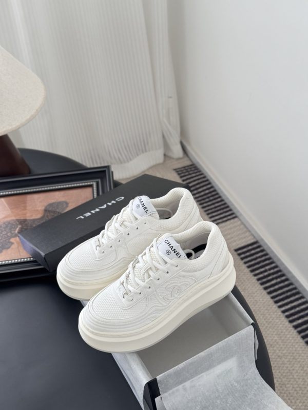 Chanel 25C – Baskets Blanches Casual Femme avec Logo Embossé