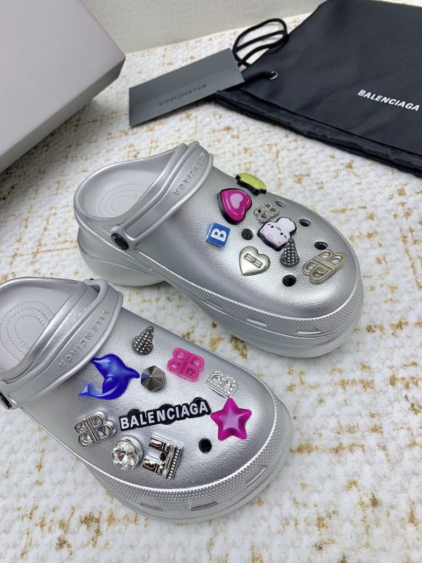 Balenciaga 2025 – Sabots de Luxe Unisexes à Boucles Iconiques (Édition Couple)