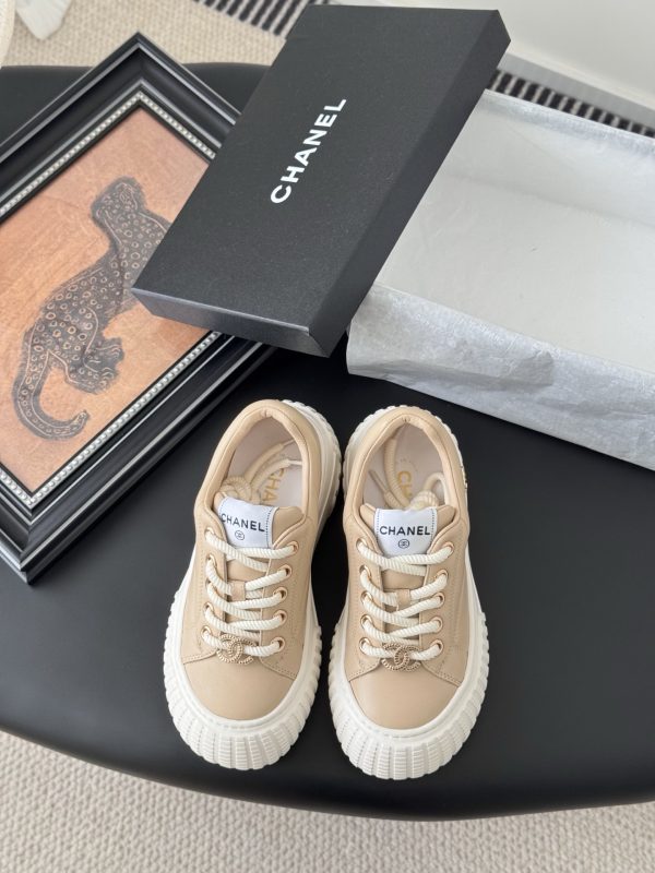 Chanel 25C – Baskets Sport-Chic Blanc et Couleurs Contrastées