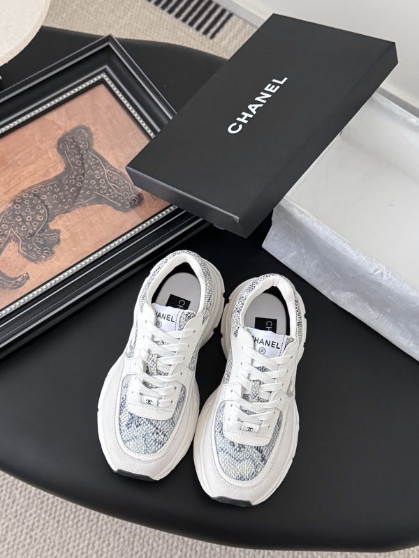 Chanel 25C Édition Silver King – Baskets Blanc au Style Intemporel