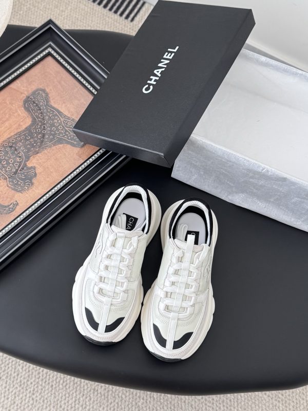 Chanel 25C – Baskets Casual Blanches, Élégance et Style au Quotidien