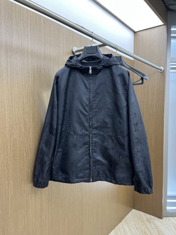 LV Hooded Jacket SS25 – Le luxe en mouvement