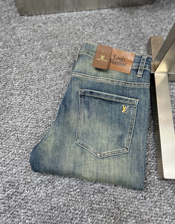 Louis Vuitton SS25 — L’icône du denim raffiné