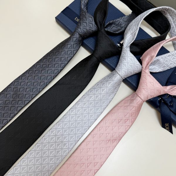 Dior CD Diamond – L’élégance en soie graphique